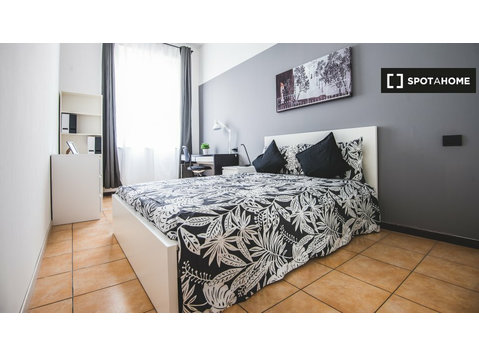 Milano'da 6 yatak odalı, apartman dairesinde kiralık oda - Kiralık