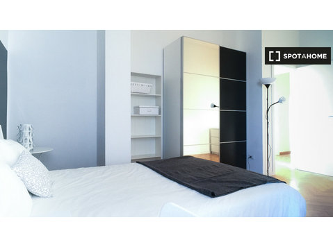 Zimmer zu vermieten in 6-Zimmer-Wohnung in Mailand - Zu Vermieten