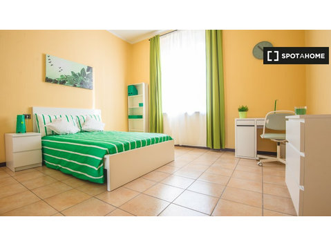 Aluga-se quarto em apartamento de 6 quartos em Milão - Aluguel