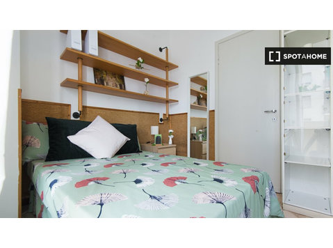 Room for rent in 6-bedroom apartment in Primaticcio, Milan - Под Кирија