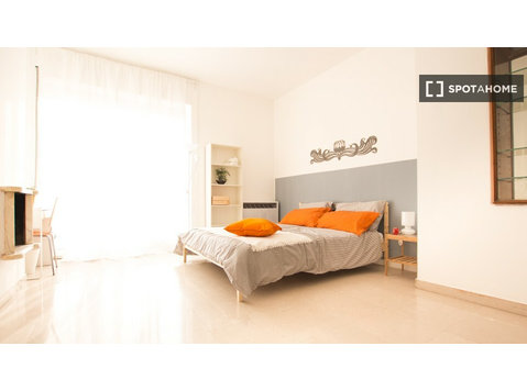 Aluga-se quarto em apartamento de 6 quartos em Navigli,… - Aluguel
