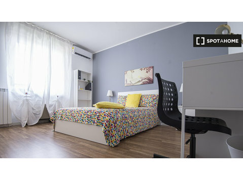 Room for rent in 7-bedroom apartment in Chiesa Rossa, Milan - الإيجار