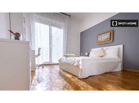 Room for rent in 8-bedroom apartment in Guastalla, Milan - Til Leie