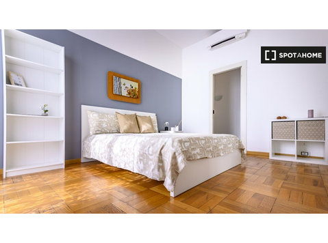 Guastalla, Milano'da 8 yatak odalı dairede kiralık oda - Kiralık