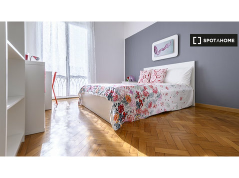 Room for rent in 8-bedroom apartment in Guastalla, Milan - For Rent