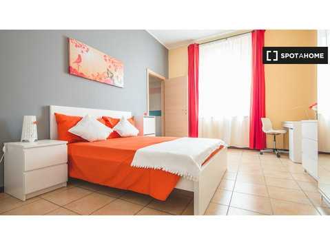 Zimmer zu vermieten in 8-Zimmer-Wohnung in Mailand - Zu Vermieten