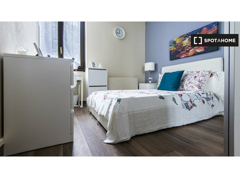 Aluga-se quarto em apartamento de 9 quartos em Zara, Milão - Aluguel