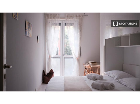 Aluga-se quarto num apartamento de 2 quartos em Milão - Aluguel