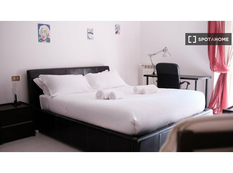 Aluga-se quarto num apartamento de 2 quartos em Milão - Aluguel