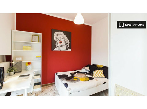 Room for rent in a 3-bedroom apartment in Gambara, Milan - De inchiriat