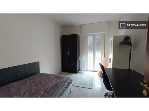 Chambre à louer dans un appartement de 3 chambres à… - À louer