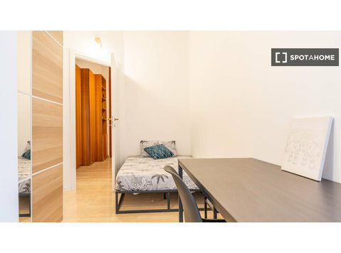 Calvairate, Milano'da 4 yatak odalı dairede kiralık oda - Kiralık