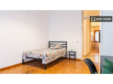 Room for rent in a 4-bedroom apartment in Calvairate, Milan - For Rent