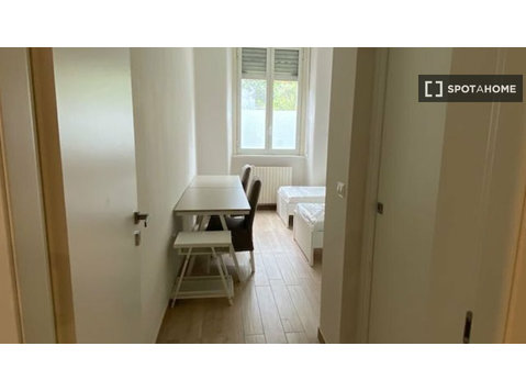 Zimmer zu vermieten in einer 4-Zimmer-Wohnung in Mailand - Zu Vermieten