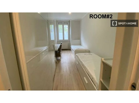 Room for rent in a 4-bedroom apartment in Milan - Под наем