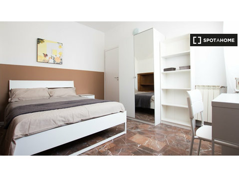 Milano'da 4 yatak odalı bir dairede kiralık oda - Kiralık
