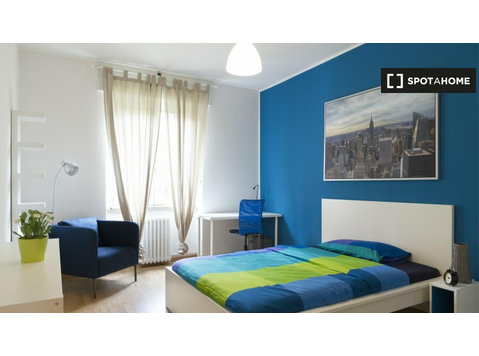 Milano, Tibaldi'de 4 yatak odalı bir dairede kiralık oda - Kiralık