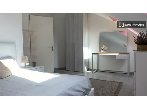 Zimmer zu vermieten in einer 5-Zimmer-Wohnung in Mailand - Zu Vermieten