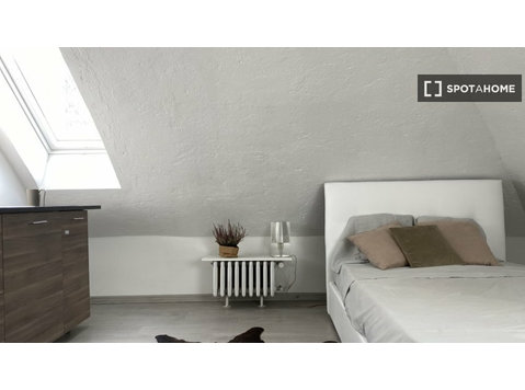 Room for rent in a 5-bedroom apartment in Milan - Izīrē