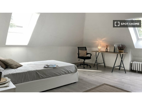 Zimmer zu vermieten in einer 5-Zimmer-Wohnung in Mailand - Zu Vermieten