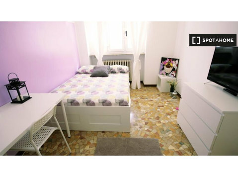 Zimmer zu vermieten in einer 5-Zimmer-Wohnung in San… - Zu Vermieten