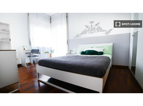Stanza in affitto in appartamento 5 camere da letto a Milano - In Affitto