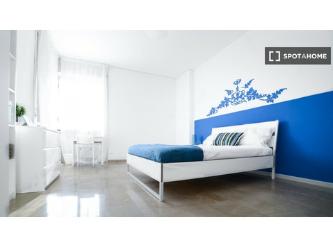 Zimmer zu vermieten in Wohnung 5 Schlafzimmer in Mailand - Zu Vermieten
