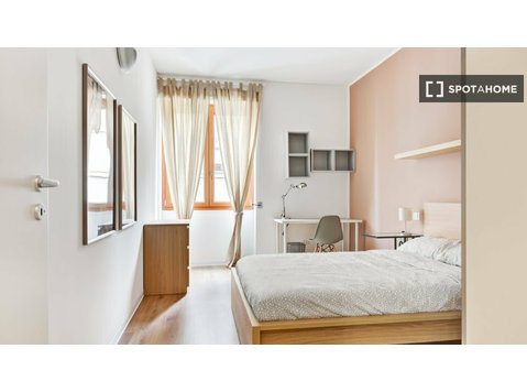 Milano'da 10 yatak odalı dairede kiralık oda - Kiralık