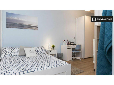 Aluga-se quarto em apartamento com 11 quartos em Milão - Aluguel