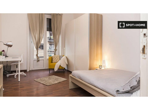 Chambre à louer dans un appartement avec 11 chambres à Milan - À louer