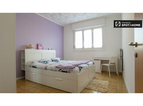 Camera in affitto in appartamento con 2 camere da letto,… - In Affitto