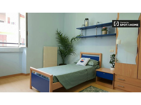 Room for rent in apartment with 2 bedrooms in Milan - K pronájmu