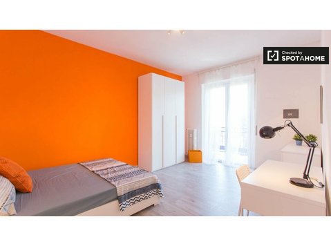 Room for rent in apartment with 2 bedrooms in Milan - De inchiriat