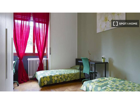 Room for rent in apartment with 2 bedrooms in Milan - Aluguel
