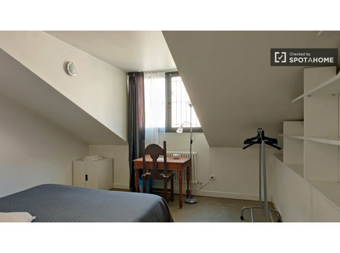 Milano'da 2 yatak odalı dairede kiralık oda - Kiralık
