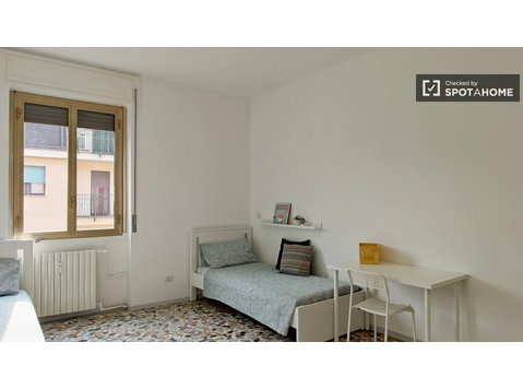 Chambre à louer dans un appartement avec 2 chambres à Milan - À louer