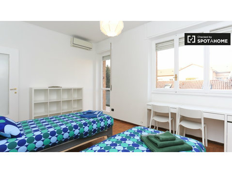 Quarto para alugar em apartamento com 2 quartos em Tibaldi - Aluguel