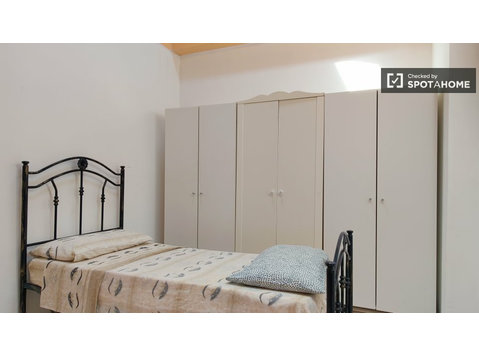 Alugo quarto em apartamento de 3 quartos em Baggio, Milão - Aluguel