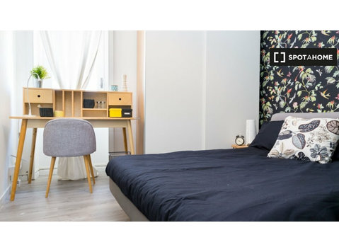 Gioia, Milano'da 3 yatak odalı dairede kiralık oda - Kiralık