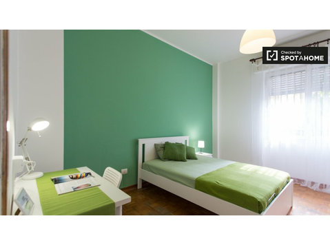 Pokój do wynajęcia w mieszkaniu z 3 sypialniami w Gorli w… - Do wynajęcia