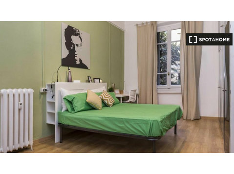 Chambre à louer dans un appartement avec 3 chambres à Milan - À louer