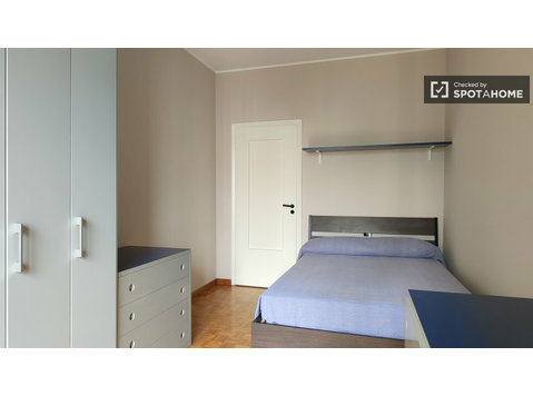 Room for rent in apartment with 3 bedrooms in Milan - For Rent