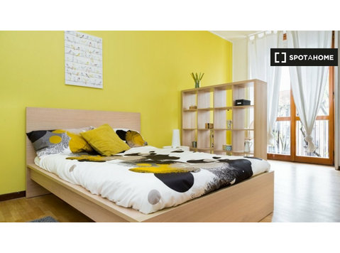 Pokój do wynajęcia w mieszkaniu z 3 sypialniami w Mediolanie - Do wynajęcia