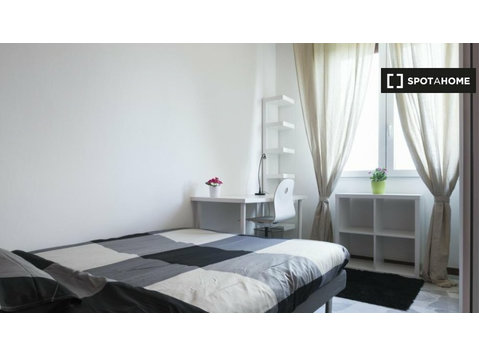 Milano'da 3 yatak odalı dairede kiralık oda - Kiralık