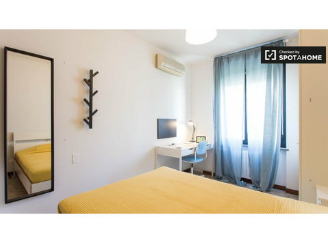 Room for rent in apartment with 3 bedrooms in Milan - Za iznajmljivanje