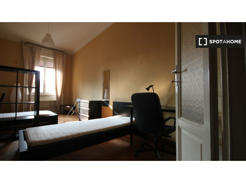 Room for rent in apartment with 3 bedrooms in Milan - De inchiriat