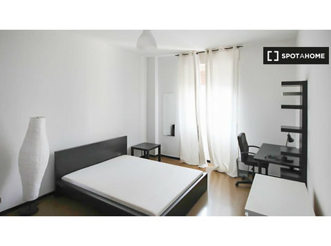 Pokój do wynajęcia w mieszkaniu z 3 sypialniami w Mediolanie - Do wynajęcia