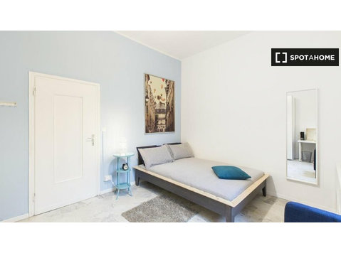 Room for rent in apartment with 3 bedrooms in Milan - เพื่อให้เช่า