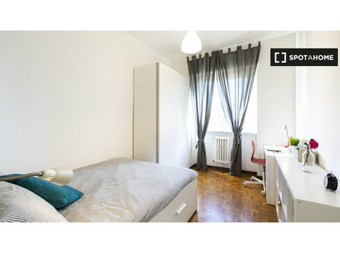 Milano'da 3 yatak odalı dairede kiralık oda - Kiralık