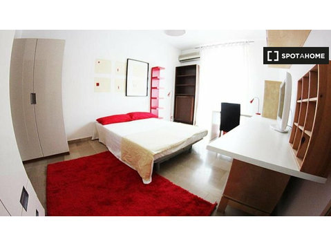 Zimmer zu vermieten in Wohnung mit 3 Schlafzimmern in… - Zu Vermieten
